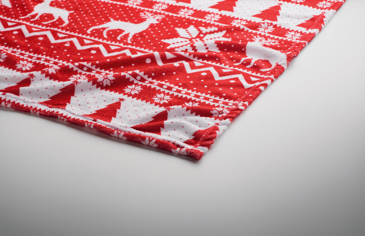 RPET-Coral-Fleece-Decke 190 g/m² mit winterlichem Muster. Inkl. Band mit bedruckbarer Karte.