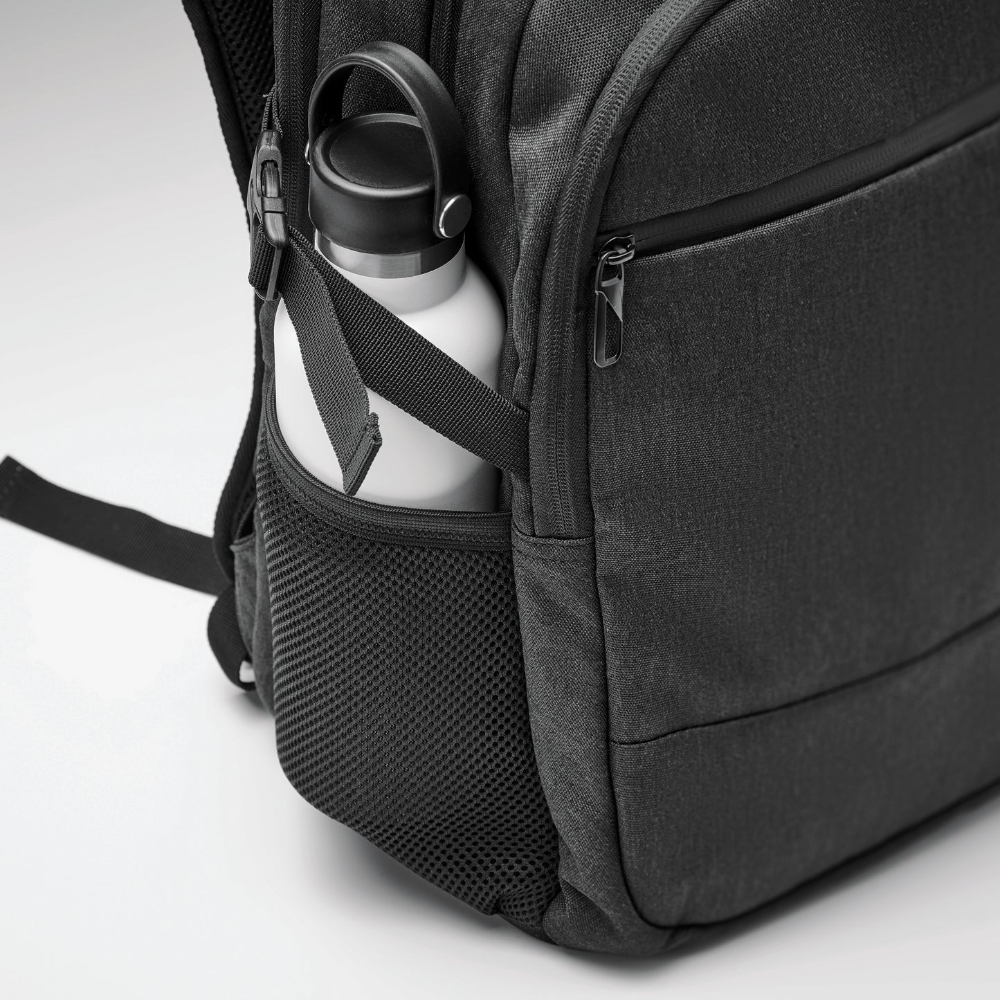 15'' Laptop-Rucksack aus 600D RPET Polyester. 3 Außenfächer mit Reißverschluss vollständig gepolstert