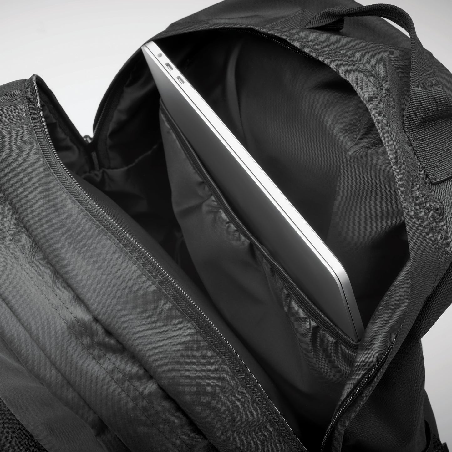 15'' Laptop-Rucksack aus 300D RPET-Polyester. Mit 2 großen Reißverschlussfächern Taschen mit 2fach