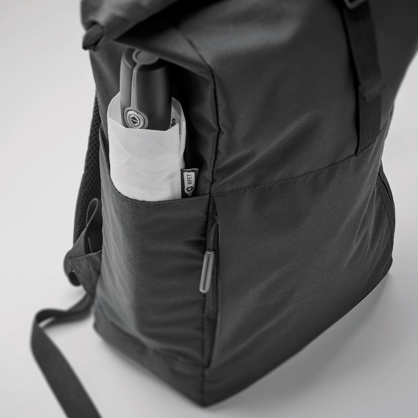 15'' Laptop-Rucksack mit Rollverschluss aus 300D RPET Polyester. Große Fronttasche mit Reißverschluss.