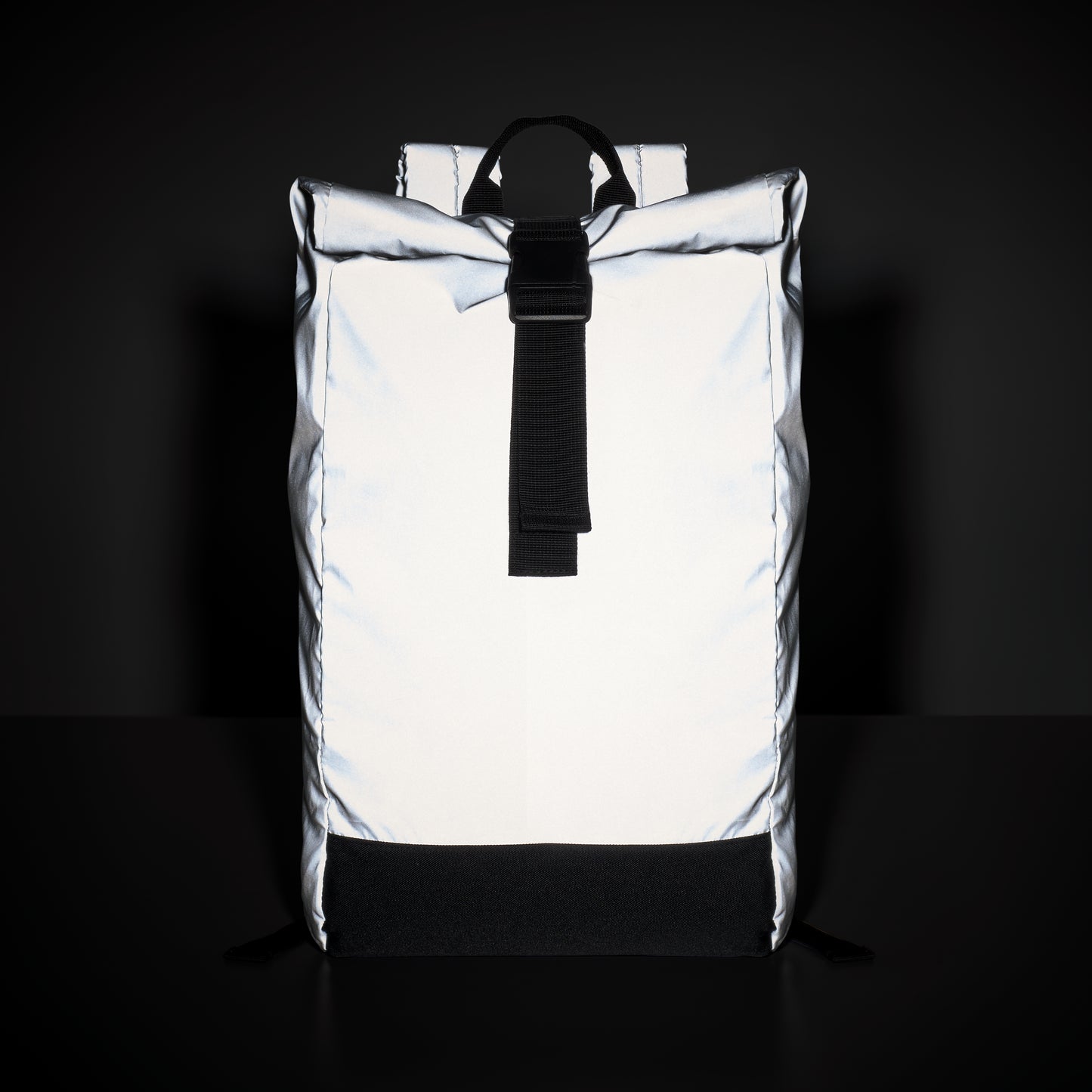 Rucksack mit Rollverschluss aus reflektierendem 190T-Polyester. Laptopfach Innenfach mit Klettverschluss seitliche Reißverschlusstasche.