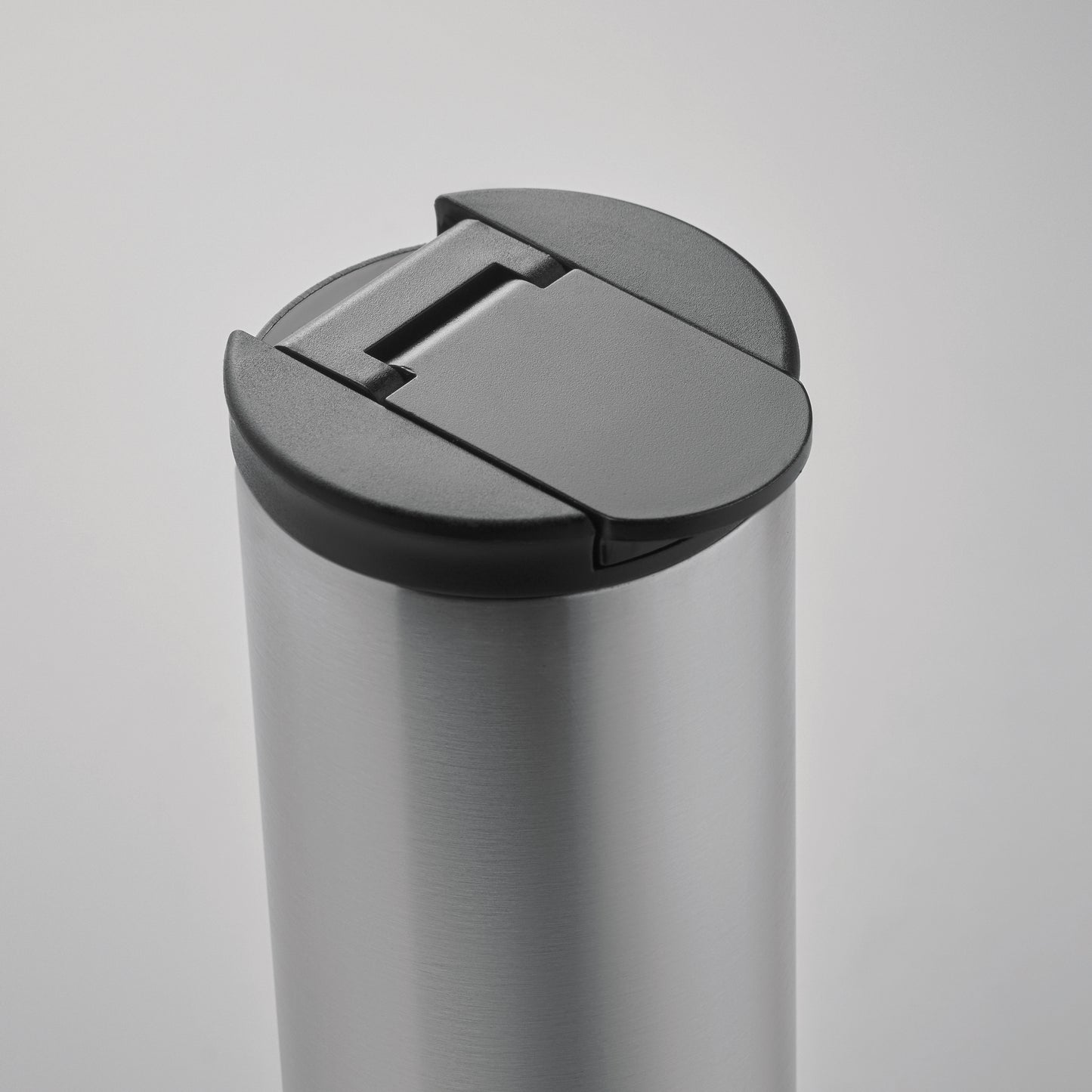 Doppelwandiger Isolierbecher aus Edelstahl. Füllmenge: 330 ml. Auslaufsicher.