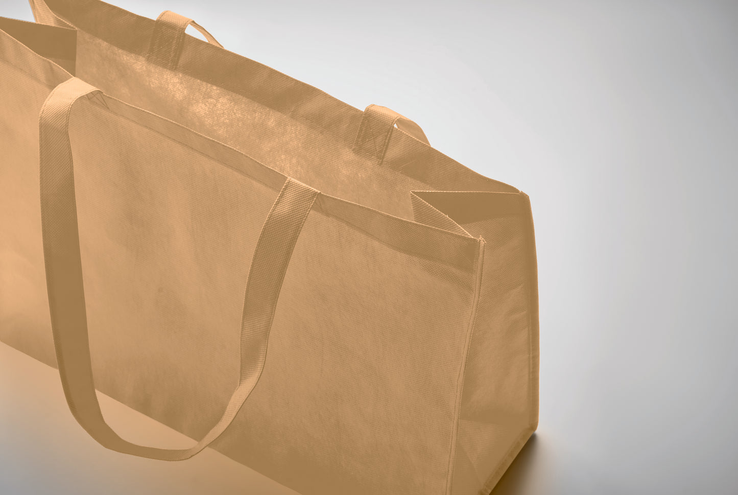 Einkaufs- oder Strandtasche aus RPET-Non Woven mit Seitenfalz und langen Tragegriffen. 80