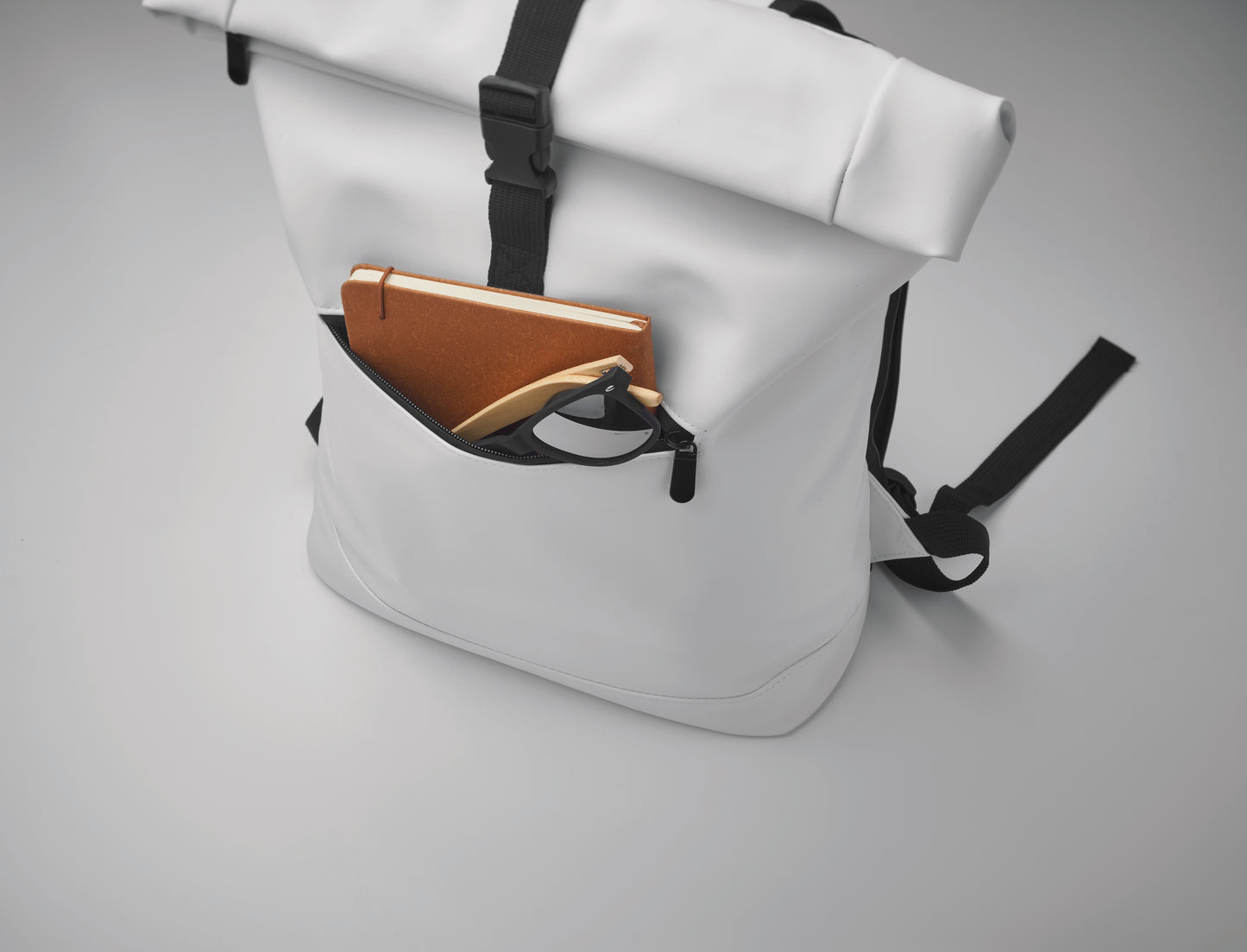 Rucksack mit Rollverschluss aus weichem PU. 15'''' Laptop Fach. Große Fronttasche mit