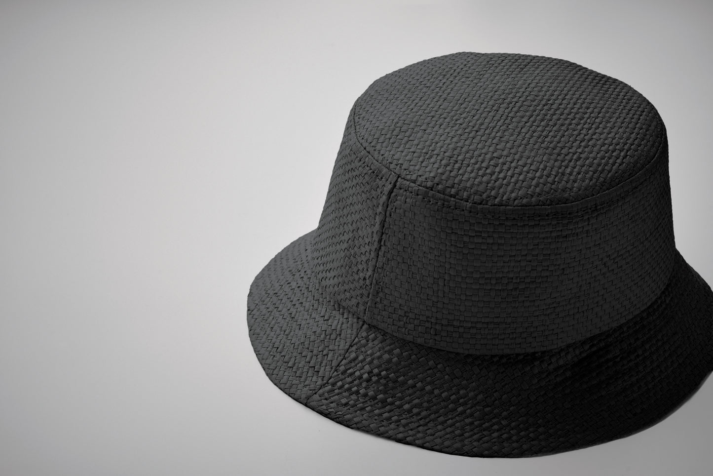 Bucket Hat aus Papierstroh.
