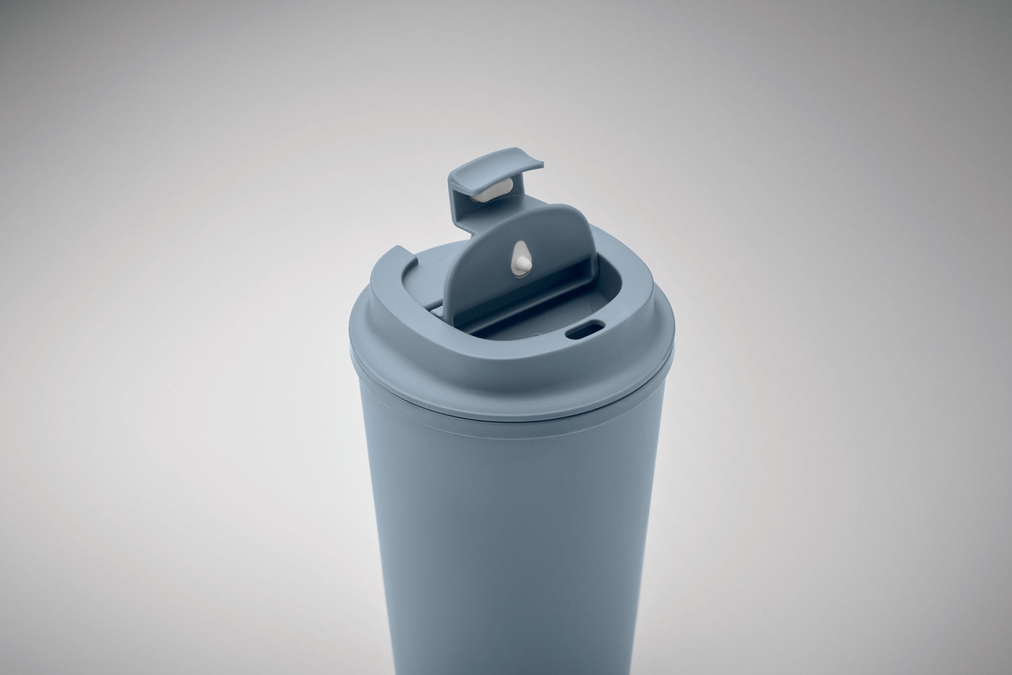 Doppelwandiger Becher aus 100% PLA-Mais mit Trinkdeckel aus PP. Innenauskleidung aus TPR.