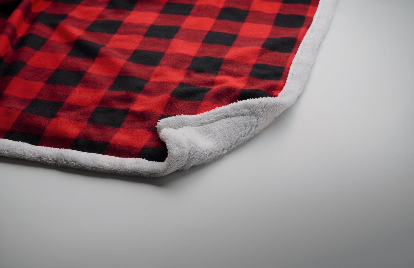 Fleece-Decke aus RPET-Polarfleece (180 g/m²). Rückseite aus Polyester-Sherpa (230 g/m²). Inkl. RPET-Nylon-Tragegriff.