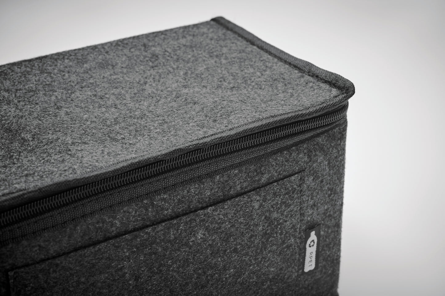 Kühltasche aus RPET-Filz mit Fronttasche. 1mm RPET-Filz- und isolierende 3 mm Aluminiumfolie.