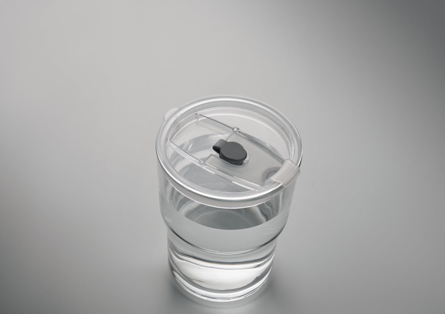 Becher aus Glas mit Deckel. Abnehmbarer Trinkhalm aus Glas und Trinköffnung. Auslaufsicher.
