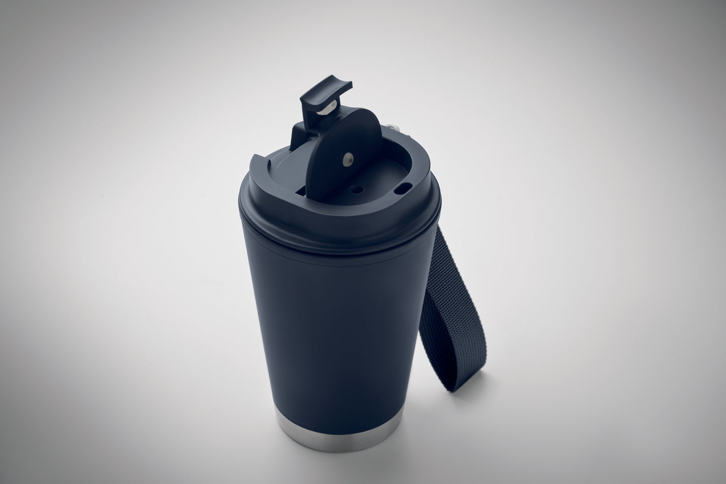 Doppelwandiger Becher mit Innenseite aus PP Außenseite aus recyceltem PP Details aus