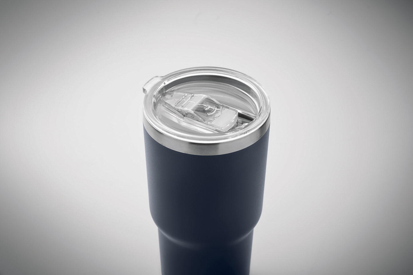 Doppelwandiger Trinkbecher aus recyceltem Edelstahl (90% recycelter Edelstahl und 10% Edelstahl). Deckel