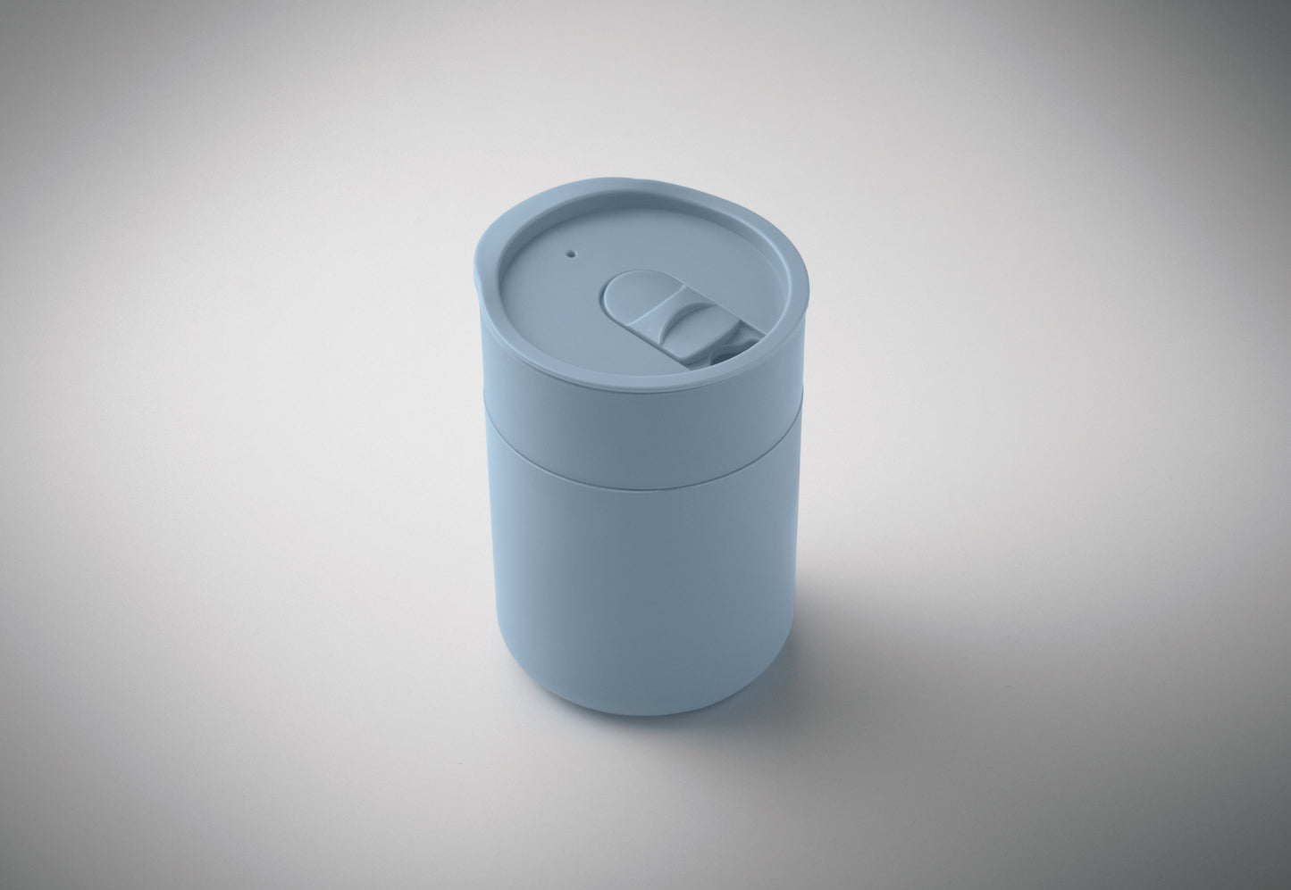 PP-Becher mit Silikonhülle und Schiebedeckel aus PP. Füllmenge: 330 ml. Da der