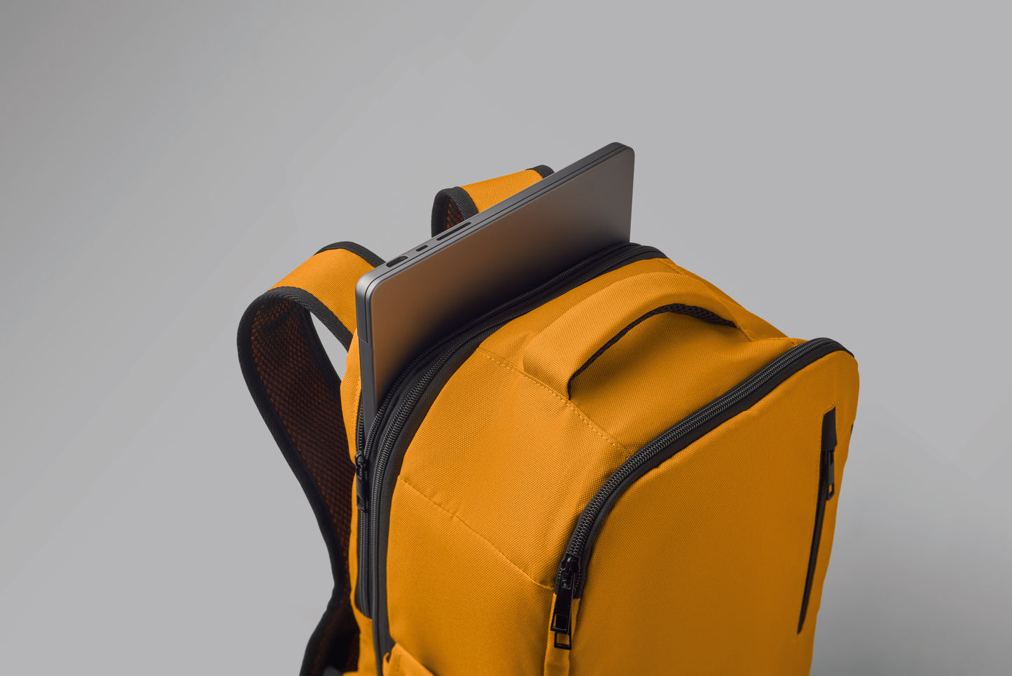 Erweiterbarer Rucksack in Kabinengröße aus 600D RPET-Polyester. 180°-Öffnung. Hauptfach mit zwei Fächern