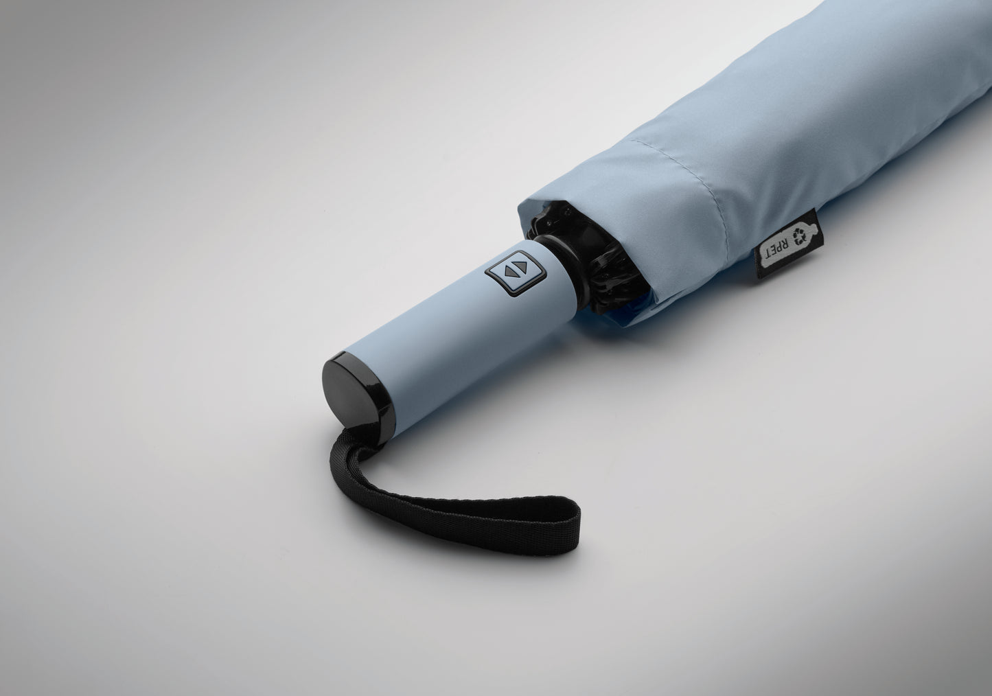 23'' Windproof Regenschirm aus 190T RPET Pongee. 3-fach faltbar. Schwarz beschichtetes Gestell