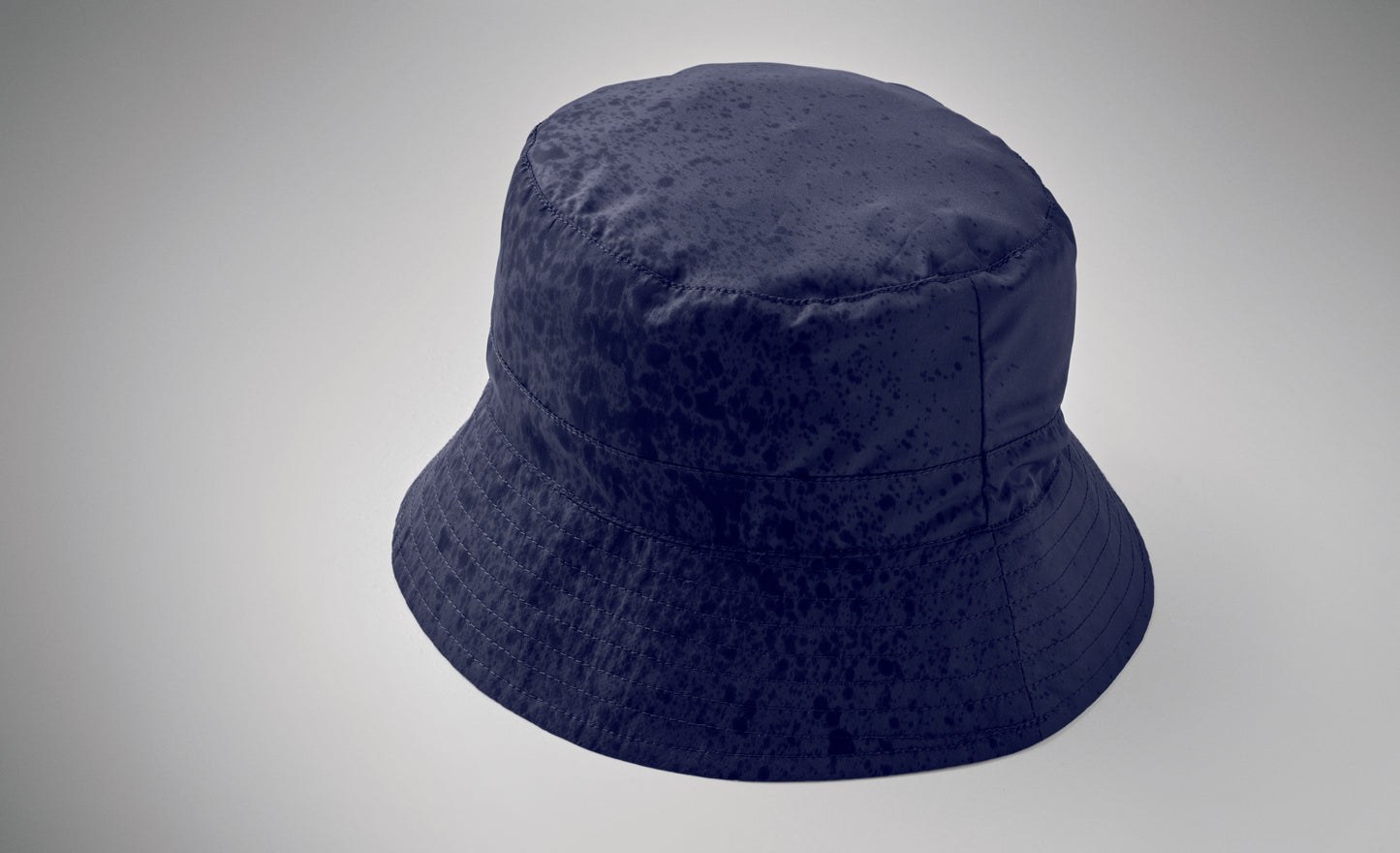Wasserabweisender Fisherman-Hat inkl. Beutel aus gleichem Material und ABS-Karabiner. Polyester 64 g/m².