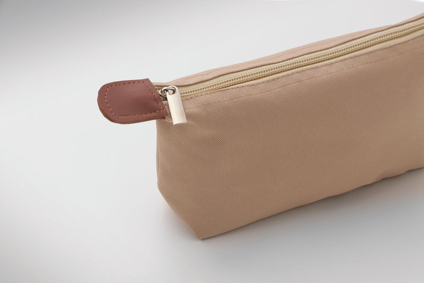 Kosmetiktasche aus 600D RPET-Polyester mit Reißverschluss. Details aus PU.