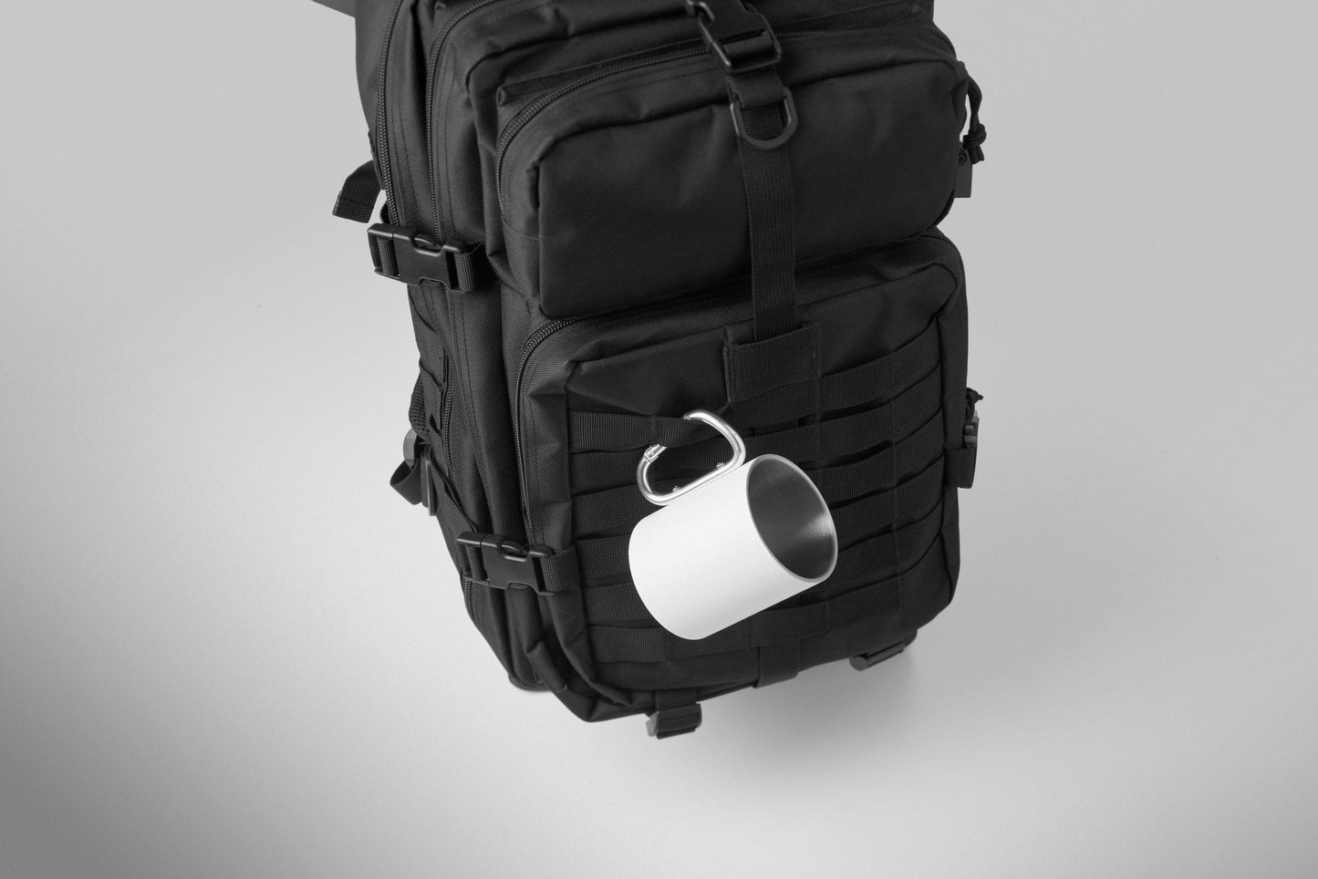 Outdoor-Rucksack aus 600D RPET. Gepolstertes Laptopfach Innenfächer Front-Reißverschlusstaschen gepolsterte Mesh-Schultergurte und Rückenpartie