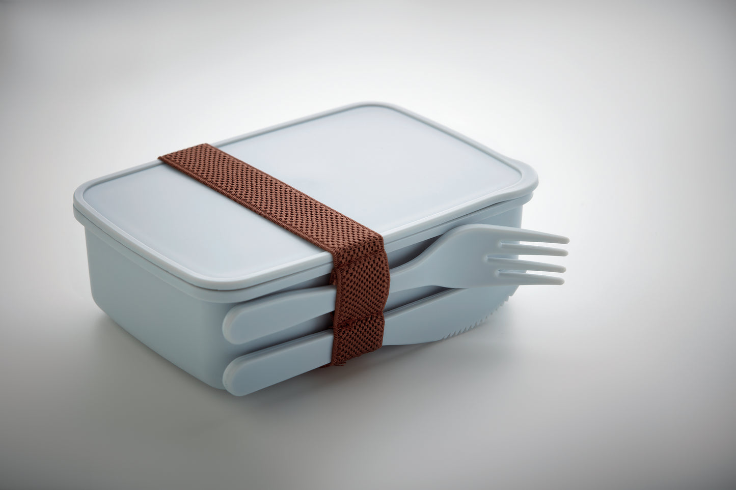 Lunchbox aus PP mit einem Fach. Inkl. Messer und Gabel im Elastikbandhalter.