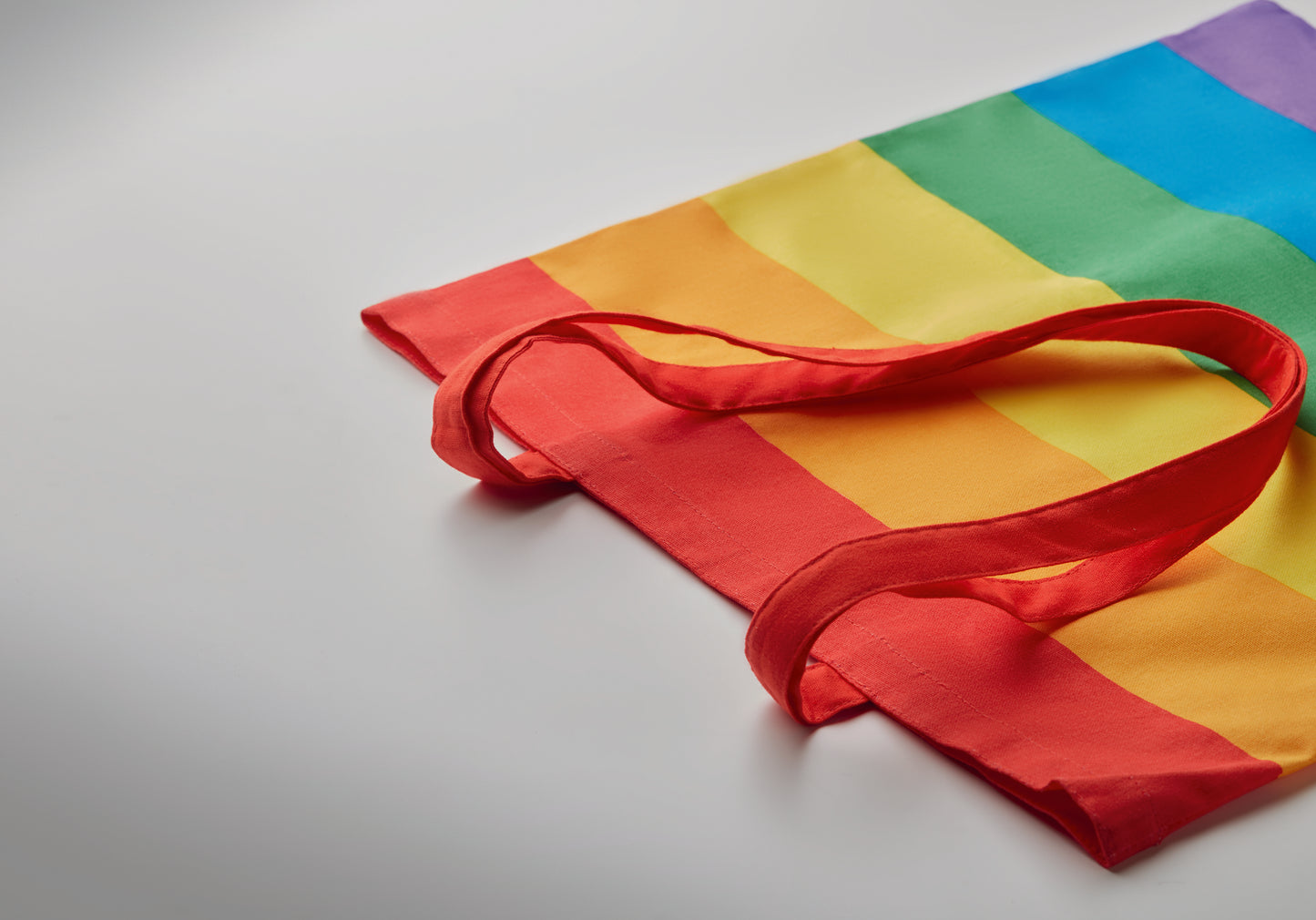 Regenbogenfarbige Einkaufstasche aus Baumwolle (200 g/m²) mit langen Tragegriffen. Bringen Sie mit