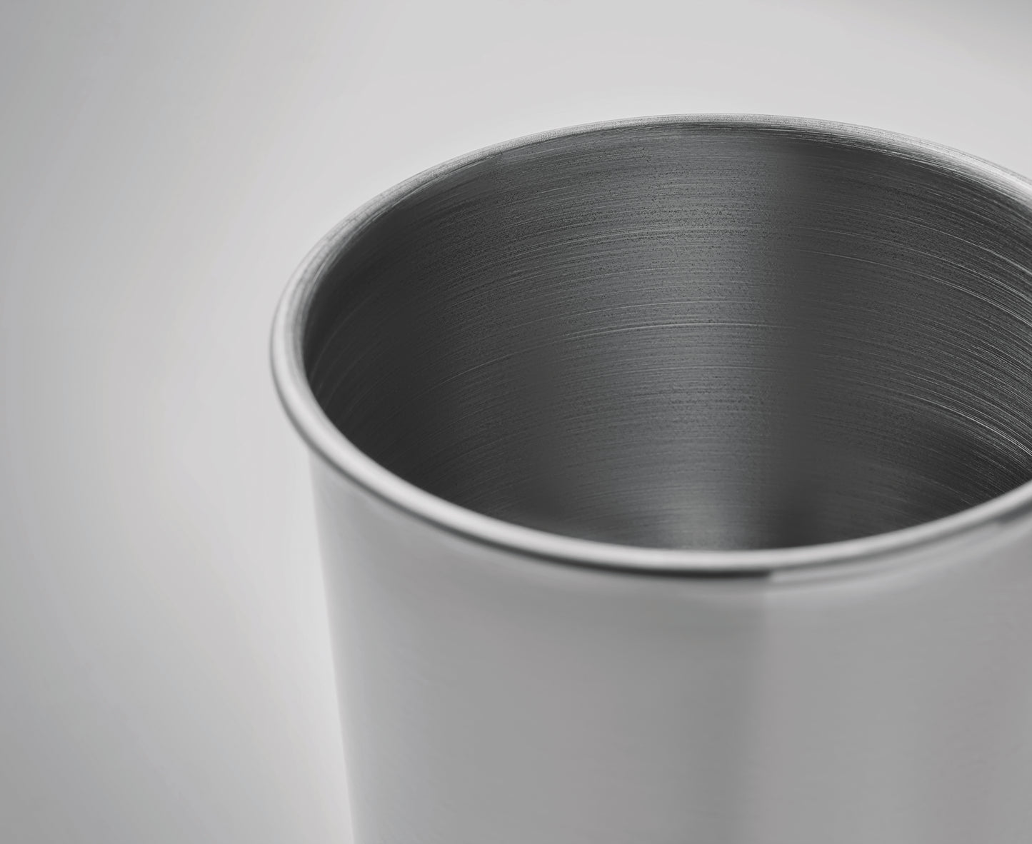 Becher aus Edelstahl. Füllmenge: 350 ml. Da der einwandige Becher die Hitze
