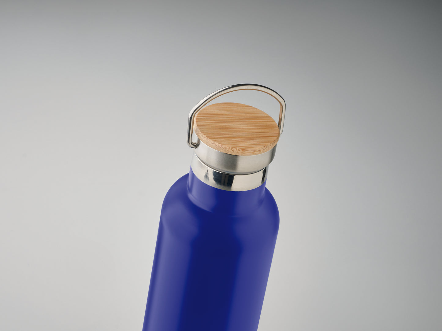 Doppelwandige Isolierflasche aus Edelstahl mit Bambusdeckel und Henkel. Füllmenge: 750 ml. Auslaufsicher.