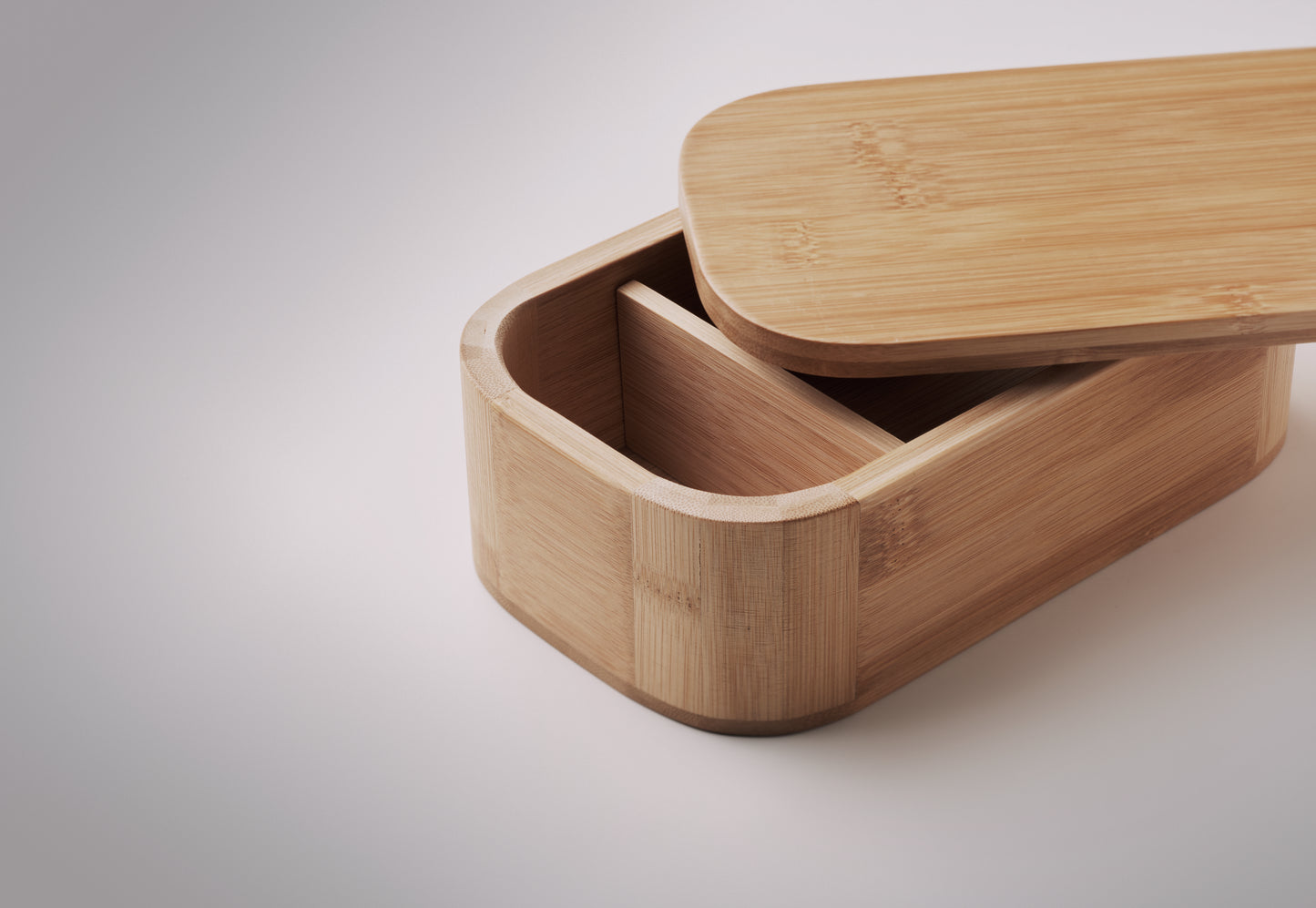 Lunchbox aus Bambus mit herausnehmbarer Trennwand. Elastisches Verschluss-Band aus Nylon. Nur für