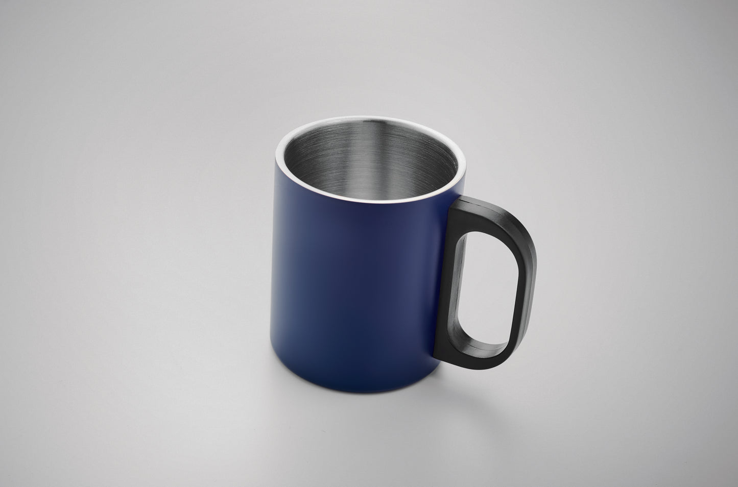 Doppelwandiger Becher aus Edelstahl mit PP-Griff. Füllmenge: 300 ml.