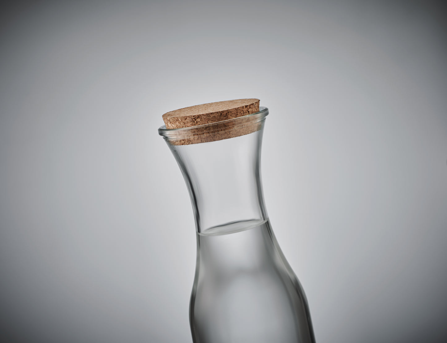Karaffe aus recyceltem Glas mit Verschluss aus Kork. Füllmenge: 1L. Kork ist