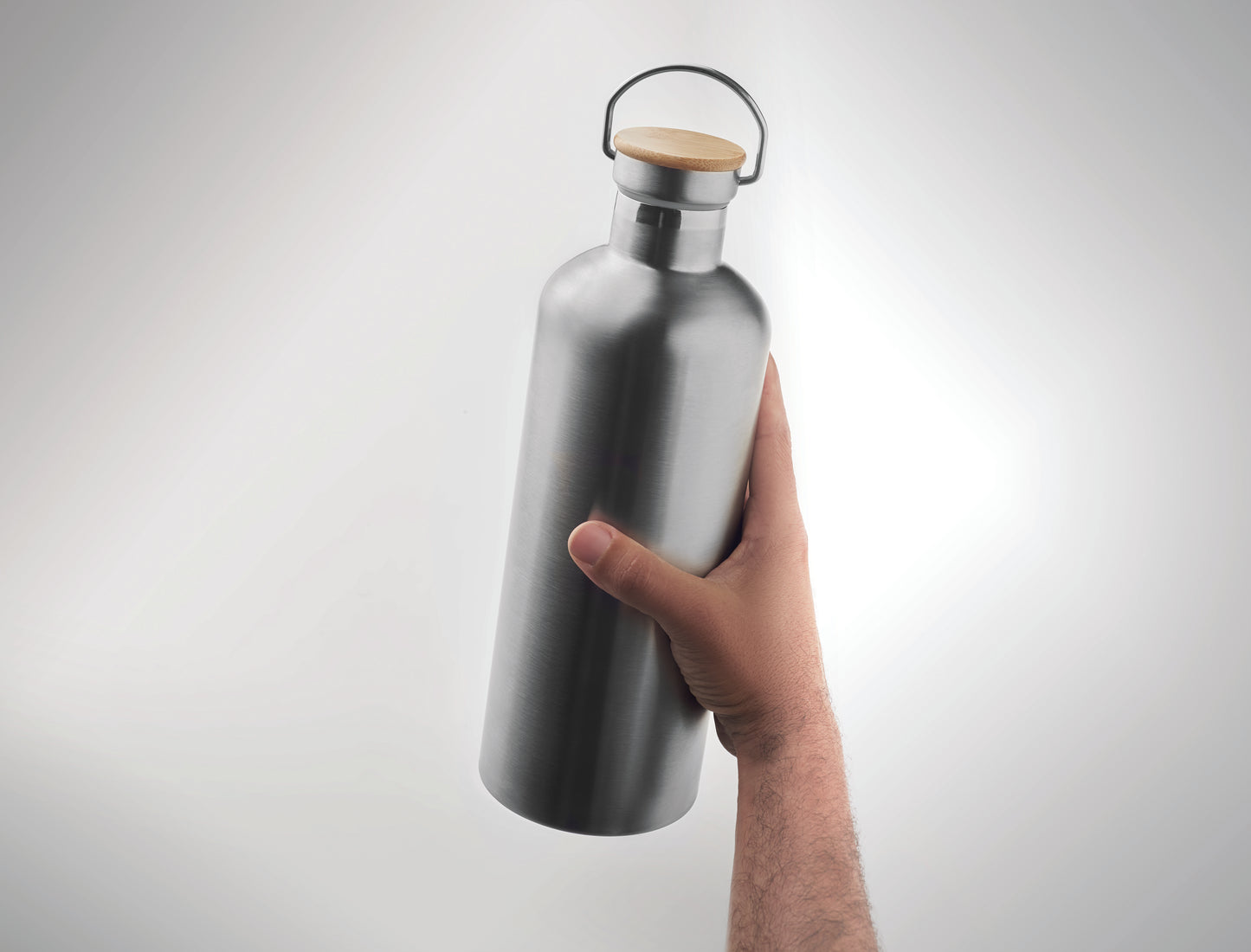 Doppelwandige Isolierflasche aus Edelstahl. Deckel aus Bambus mit Henkel. Füllmenge: 1500 ml.