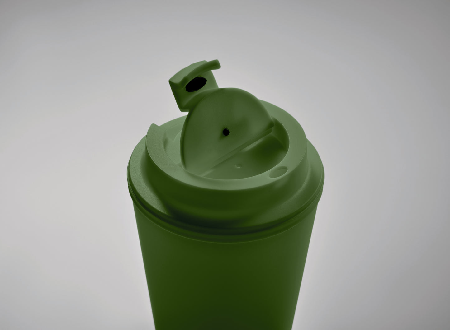 Doppelwandiger Trinkbecher mit Trinkdeckel aus PP. Füllmenge: 300 ml.Auslaufsicher.