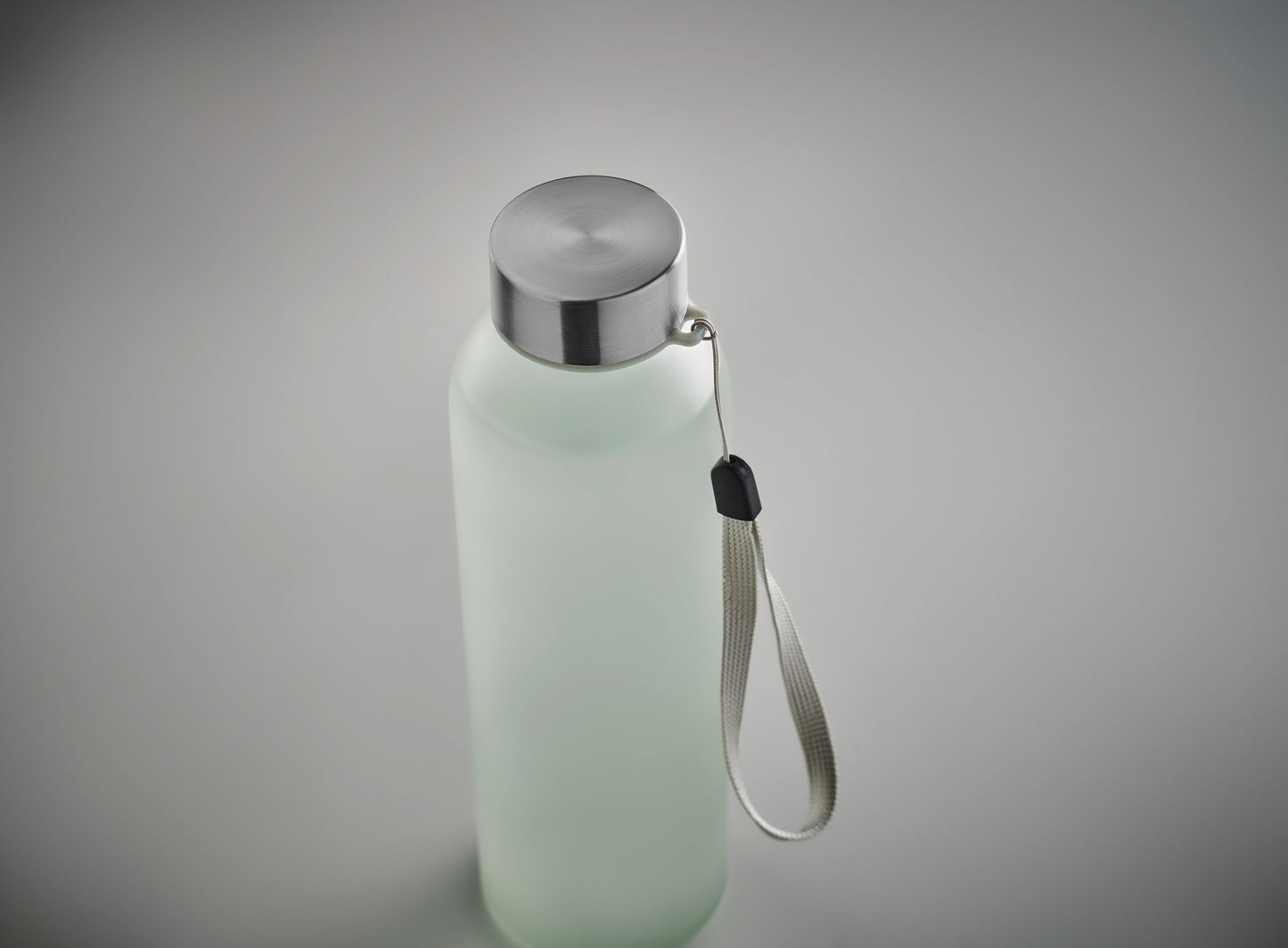 Glasflasche. Sie hat einen Deckel aus Edelstahl und einen Aufhängeriemen. Fassungsvermögen: 500