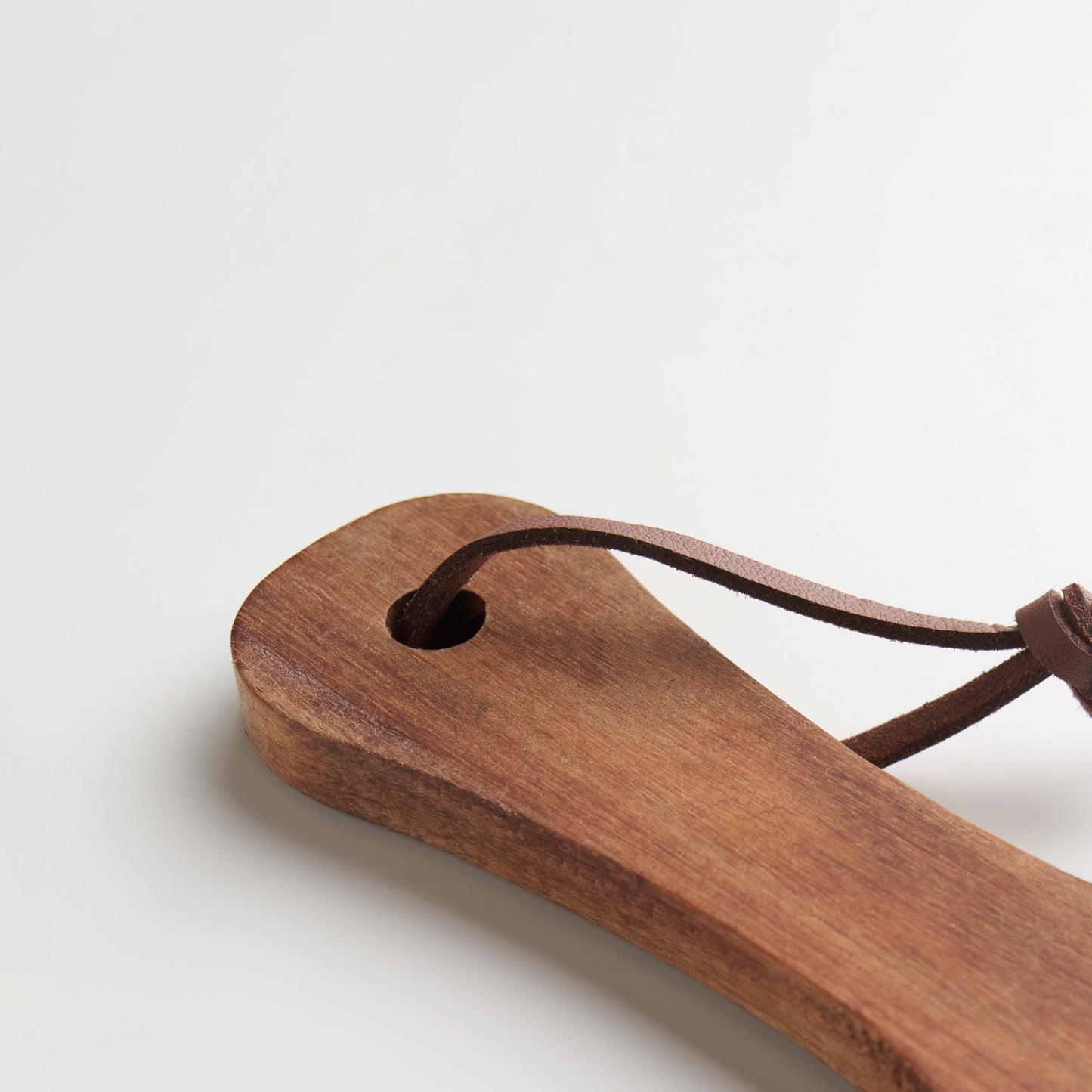 Servierbrett aus Akazienholz mit Griff. Aufhänger aus PU. Holz ist ein natürliches