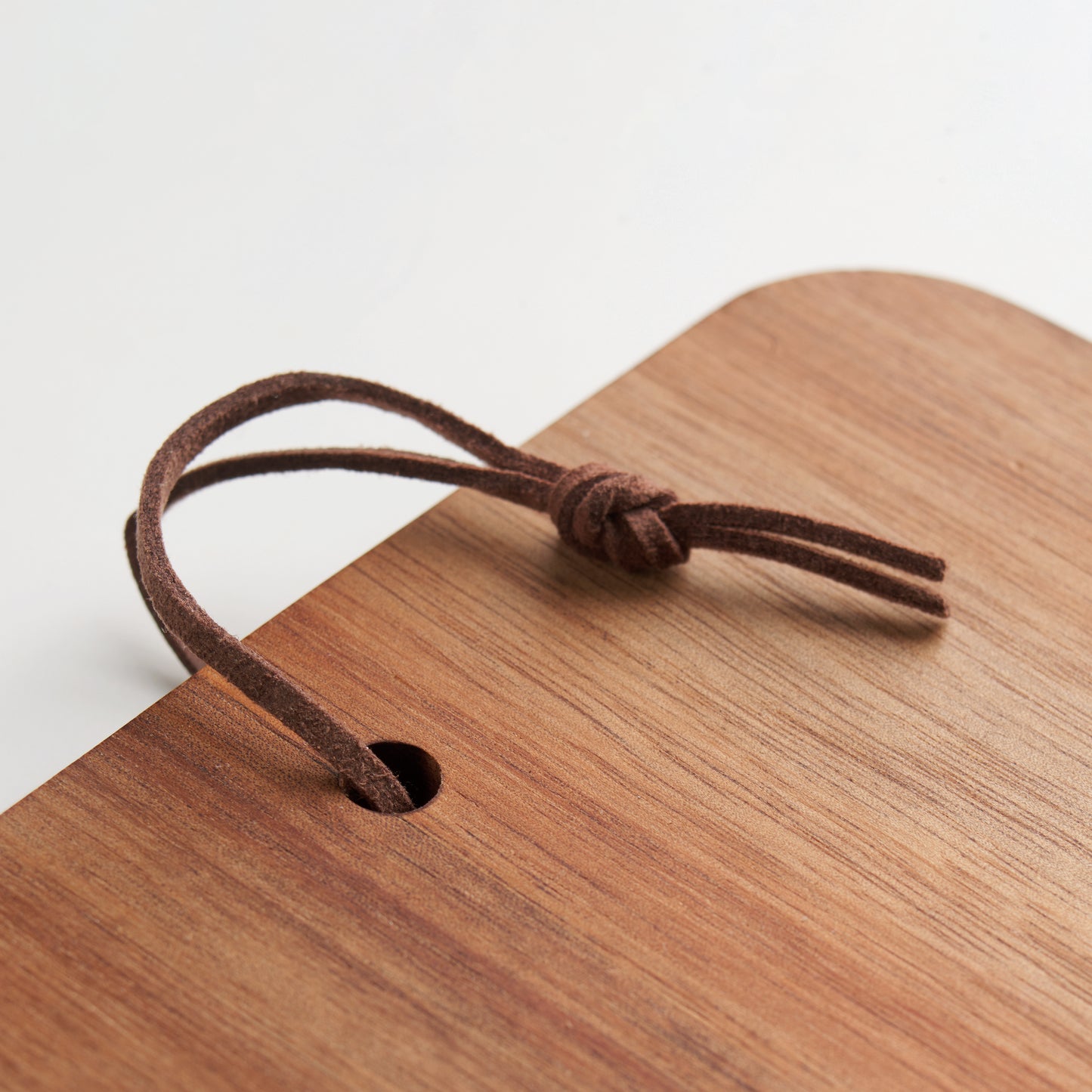Schneidebrett aus Akazienholz. Aufhänger aus PU. Holz ist ein natürliches Produkt es