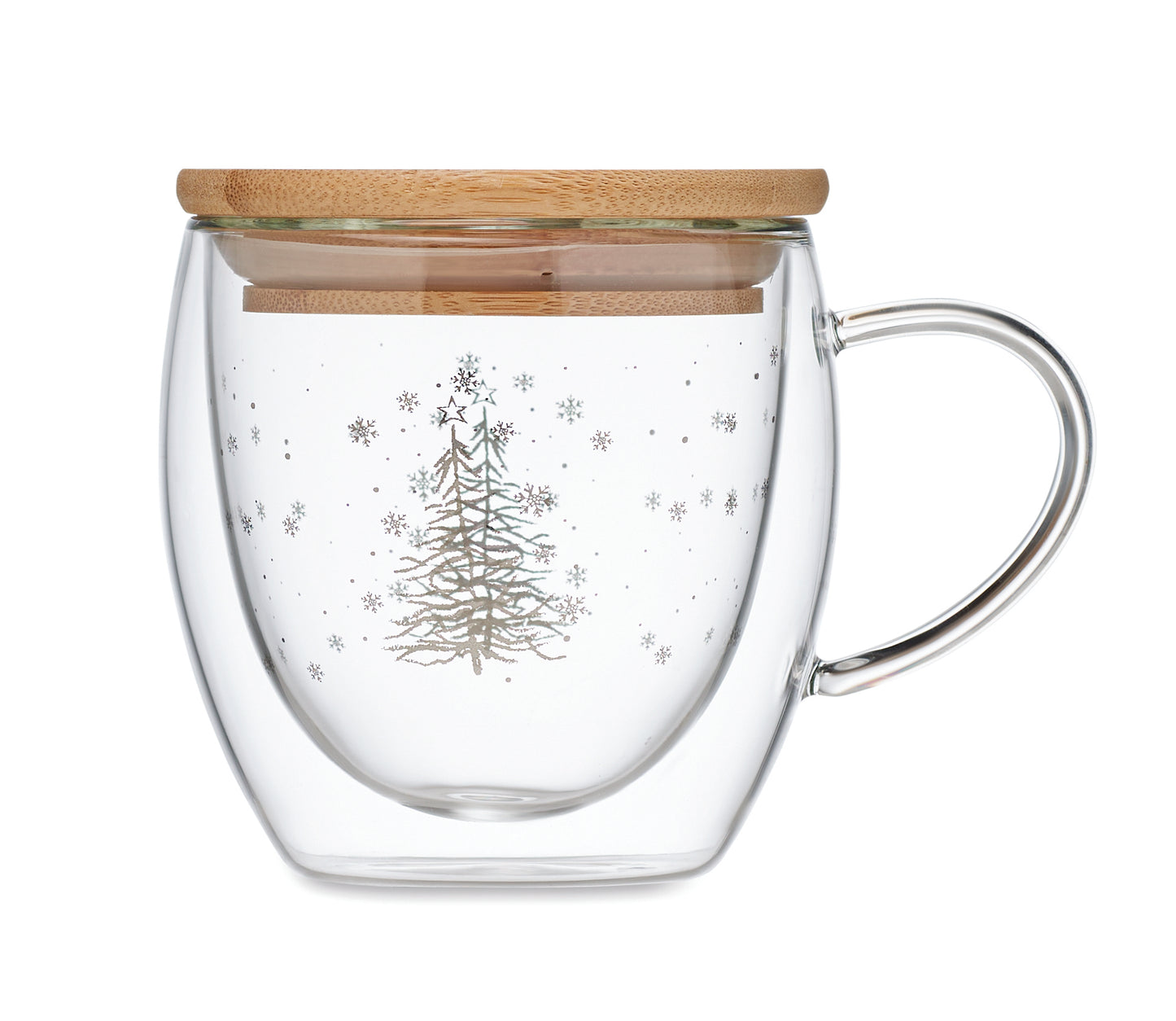 Doppelwandiger Becher mit Weihnachtsbaum-Dekor aus Borosilikatglas. Deckel aus Bambus. Füllmenge: 220 ml.