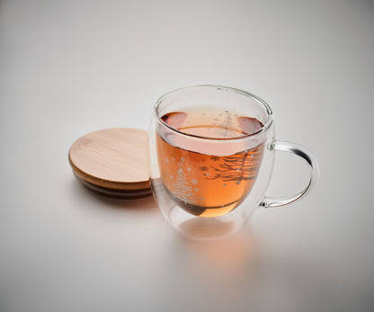 Doppelwandiger Becher mit Weihnachtsbaum-Dekor aus Borosilikatglas. Deckel aus Bambus. Füllmenge: 220 ml.