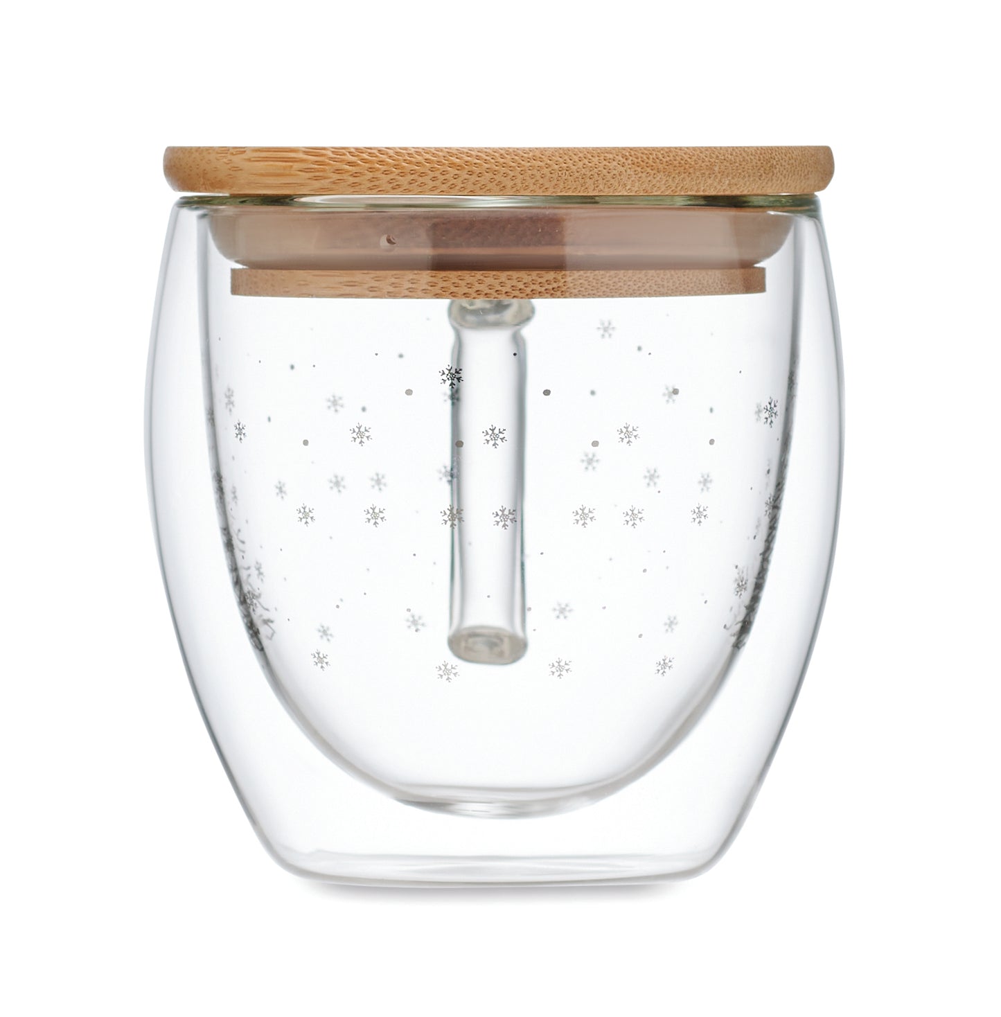 Doppelwandiger Becher mit Weihnachtsbaum-Dekor aus Borosilikatglas. Deckel aus Bambus. Füllmenge: 220 ml.