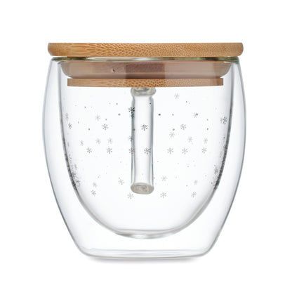 Doppelwandiger Becher mit Weihnachtsbaum-Dekor aus Borosilikatglas. Deckel aus Bambus. Füllmenge: 220 ml.