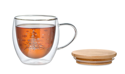 Doppelwandiger Becher mit Weihnachtsbaum-Dekor aus Borosilikatglas. Deckel aus Bambus. Füllmenge: 220 ml.