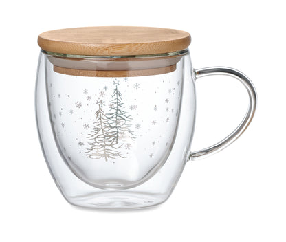 Doppelwandiger Becher mit Weihnachtsbaum-Dekor aus Borosilikatglas. Deckel aus Bambus. Füllmenge: 220 ml.