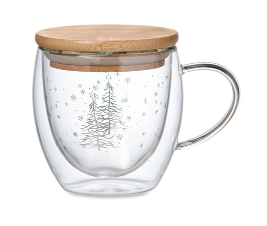 Doppelwandiger Becher mit Weihnachtsbaum-Dekor aus Borosilikatglas. Deckel aus Bambus. Füllmenge: 220 ml.