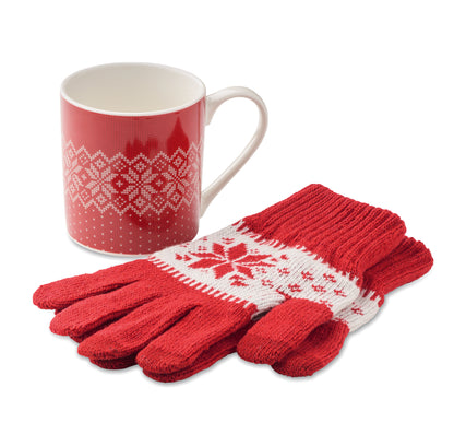 Winterliches Geschenkset bestehend aus einem Paar gestrickter taktiler Handschuhe und Keramikbecher. Schneeflockenmuster.