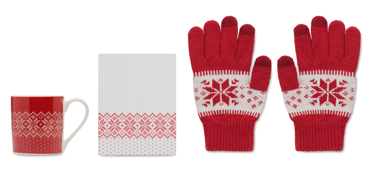 Winterliches Geschenkset bestehend aus einem Paar gestrickter taktiler Handschuhe und Keramikbecher. Schneeflockenmuster.