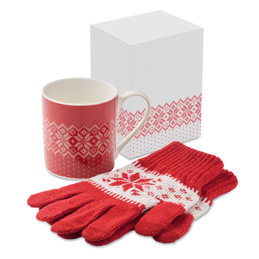 Winterliches Geschenkset bestehend aus einem Paar gestrickter taktiler Handschuhe und Keramikbecher. Schneeflockenmuster.