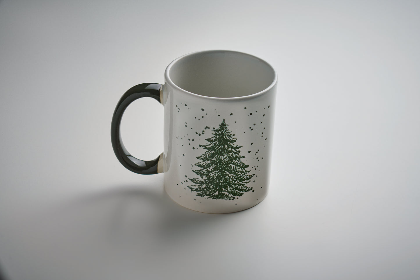 Becher aus Keramik mit saisonalem Dekor. Inkl. passender Geschenkkarton. Füllmenge: 300 ml.