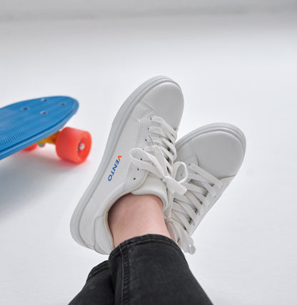 Leichte Sneaker aus PU mit Gummisohle und Schnürsenkeln aus Polyester. Größe: 39.