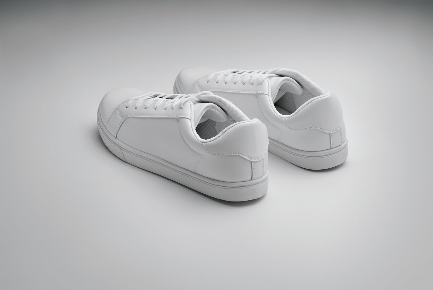 Leichte Sneaker aus PU mit Gummisohle und Schnürsenkeln aus Polyester. Größe: 39.