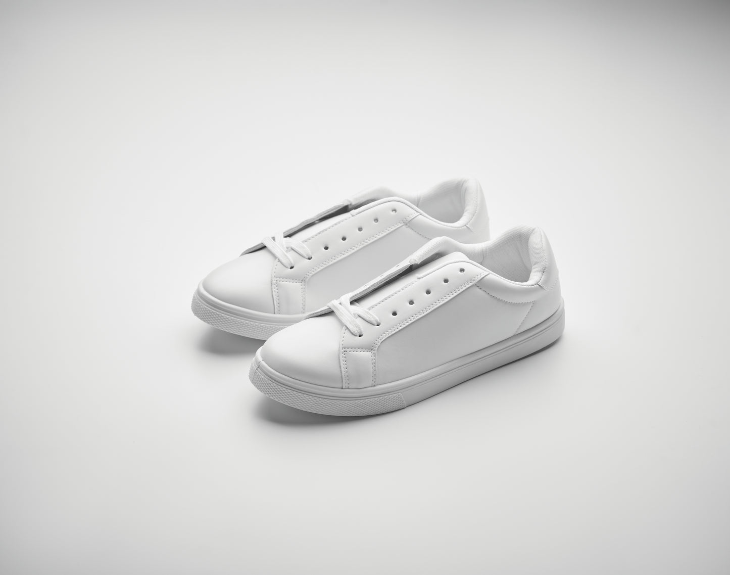 Leichte Sneaker aus PU mit Gummisohle und Schnürsenkeln aus Polyester. Größe: 40.