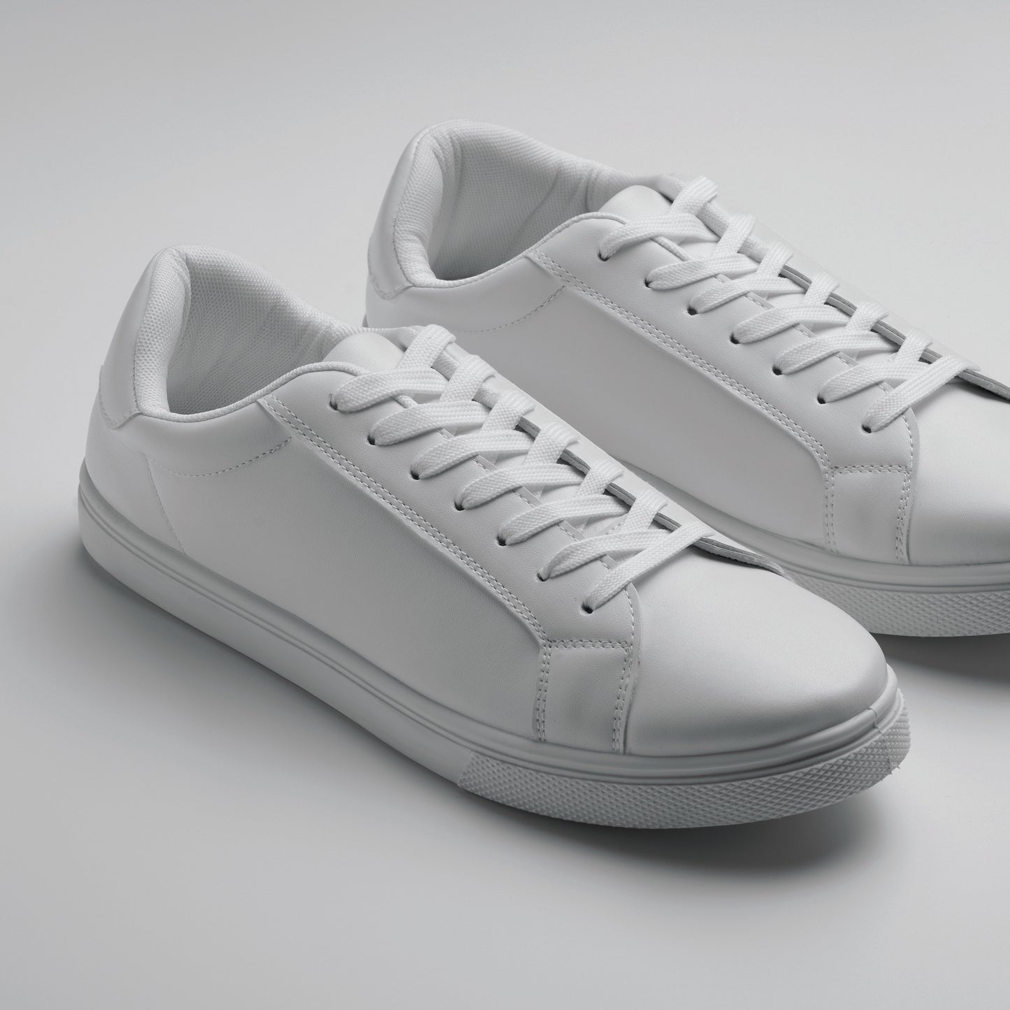 Leichte Sneaker aus PU mit Gummisohle und Schnürsenkeln aus Polyester. Größe: 42.