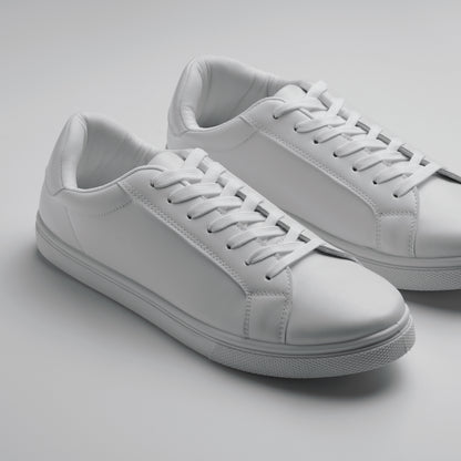 Leichte Sneaker aus PU mit Gummisohle und Schnürsenkeln aus Polyester. Größe: 42.