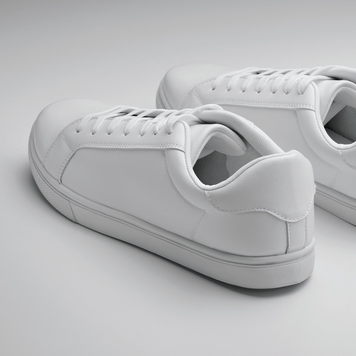 Leichte Sneaker aus PU mit Gummisohle und Schnürsenkeln aus Polyester. Größe: 42.
